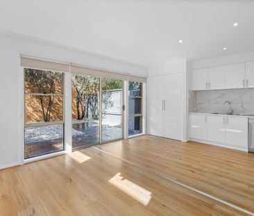 Newly Renovated Family Home in Prime Caroline Springs Location! - Photo 1