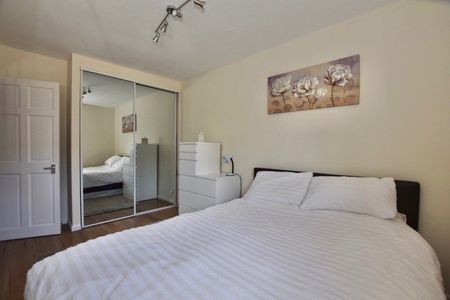 Dowdeswell Close - Photo 2