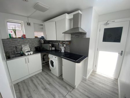 House share to rent - Photo 3
