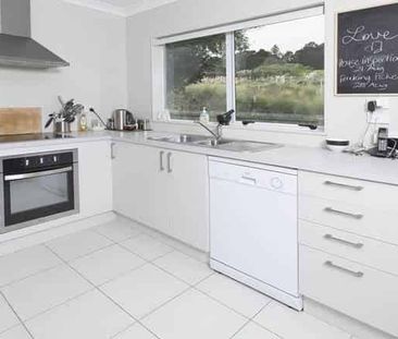 Ready to move in, lovely large home - Photo 3