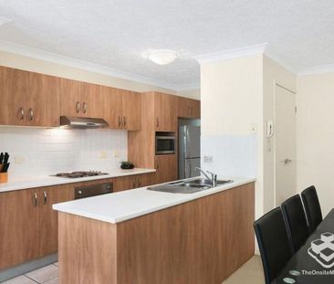 Spacious Three Bedroom Two Bath Apartment Living in Garden City - Photo 4