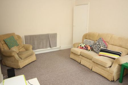 2 bedroom Student Flat to rent in Coniston Avenue, Jesmond, Newcastle Upon Tyne, NE2 - Photo 2