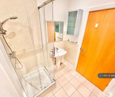1 bedroom in a flat share to rent - Photo 5