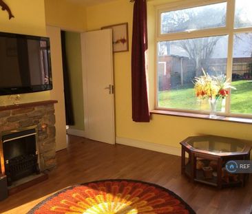 3 bedroom semi-detached house to rent - Photo 2