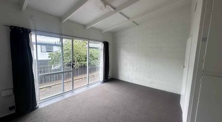 Bedsit Flat - Handy Position - Photo 3