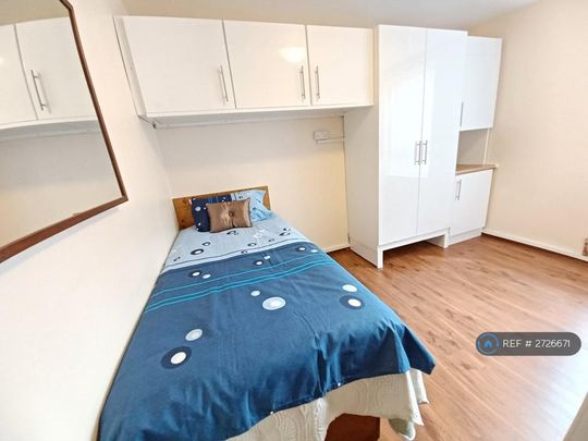 1 bedroom in a house share to rent - Photo 1