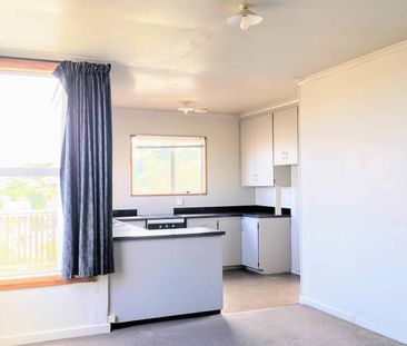 Spacious, Sunny & Super Handy - Plus double garage - Photo 3
