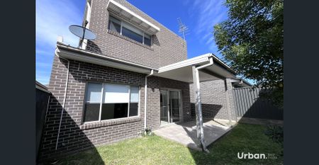 Spacious 4-Bedroom Residence in Prime Location - Photo 3