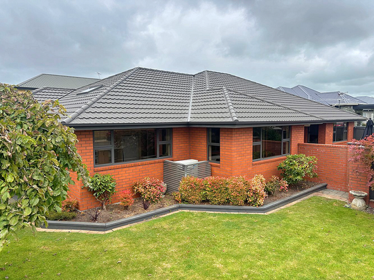 Unbeatable Windsor location - Spacious, Sunny Home - Photo 1