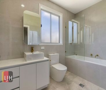 MODERN TOWNHOUSE WITH DUCTED AIR CONDITIONING AND COURTYARD - Photo 3