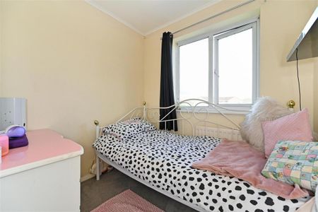 4 bedroom semi-detached house to rent - Photo 3