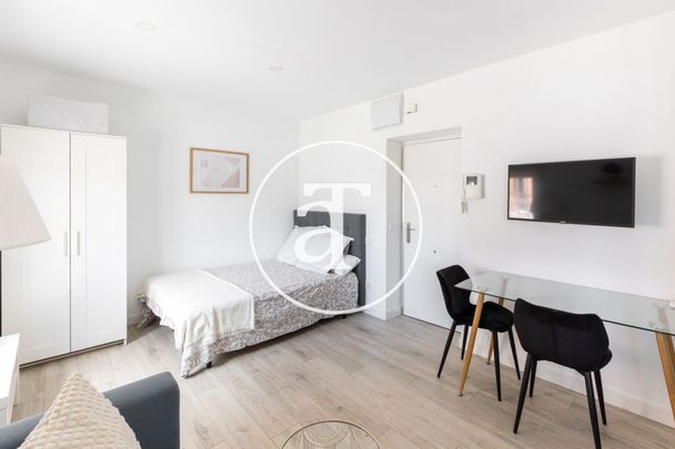 Monthly rental studio-style penthouse with bathroom in Chamartín - Photo 1