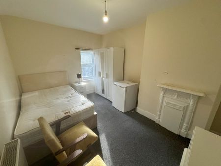 Price £850 pcm - Available Now - Unfurnished - Photo 2