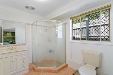 Sensational Home with Ducted Air Con & Swimming Pool & Solar - Photo 5