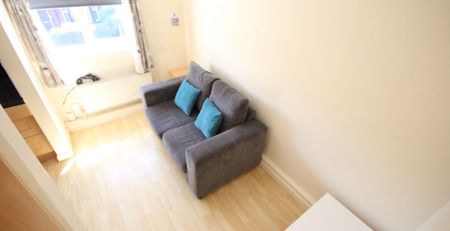 Delph Court, Woodhouse, Leeds, LS6 2HL - Photo 2