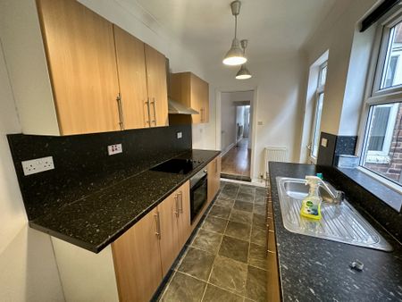 Available NOW FULLY REFURBISHED - Rent Amount: £850per month - Deposit / Bond: £850 - 3 Bedrooms, living room, dining room, fitted kitchen - 1 Bathrooms - Property comes un-furnished - Minimum tenancy term is 6 months - Family Friendly - Bills NOT Included WE DON’T CHARGE ADMIN FEES! - Photo 2