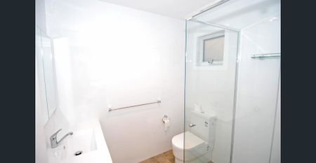 Bright & Modern - Photo 2