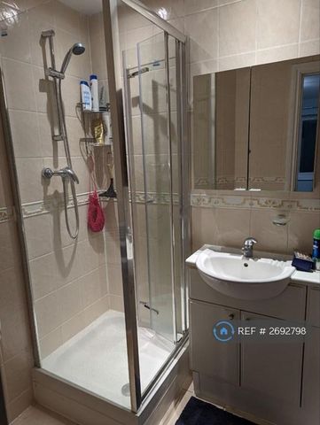 1 bedroom in a flat share to rent - Photo 4