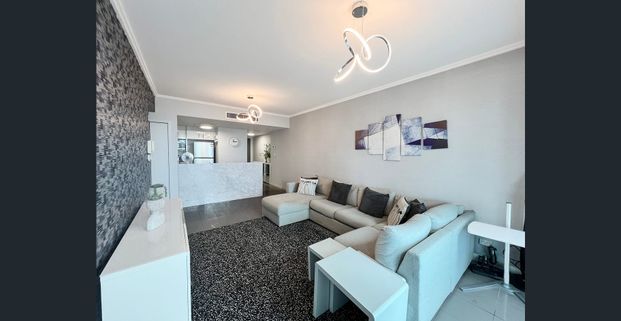 Fully furnished stunning one bedroom apartment with the city view! - Photo 1