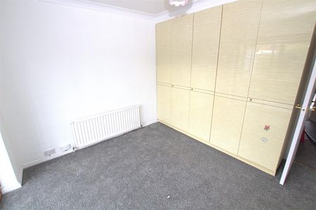 2 bedrooms Bungalow - Semi Detached for Sale - Photo 2