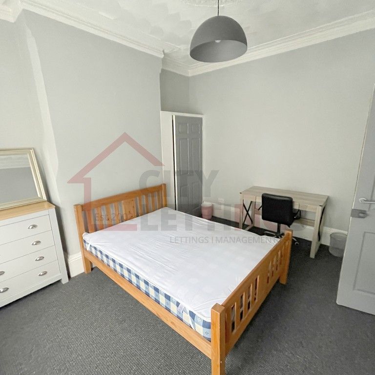8 Bedroom Mid Terraced House - Photo 1