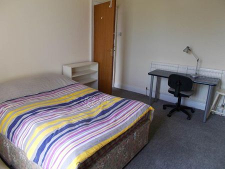 3 bedroom flat to rent - Photo 4