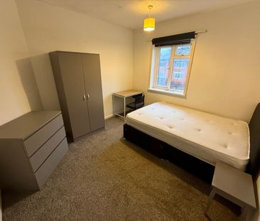 4 bedroom semi-detached house to rent - Photo 5