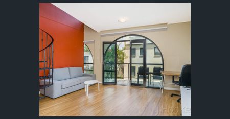 Two Storey, New York Style Apartment - Photo 4