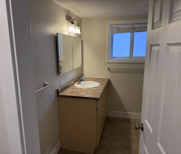 FREE RENT! West Kelowna Pet Friendly 2 bedroom Duplex with Storage - Photo 3