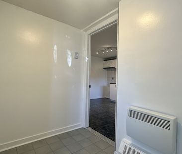 Sérénité moderne, appartement rénové, demi-sous-sol à Saint-Léonard - Photo 4