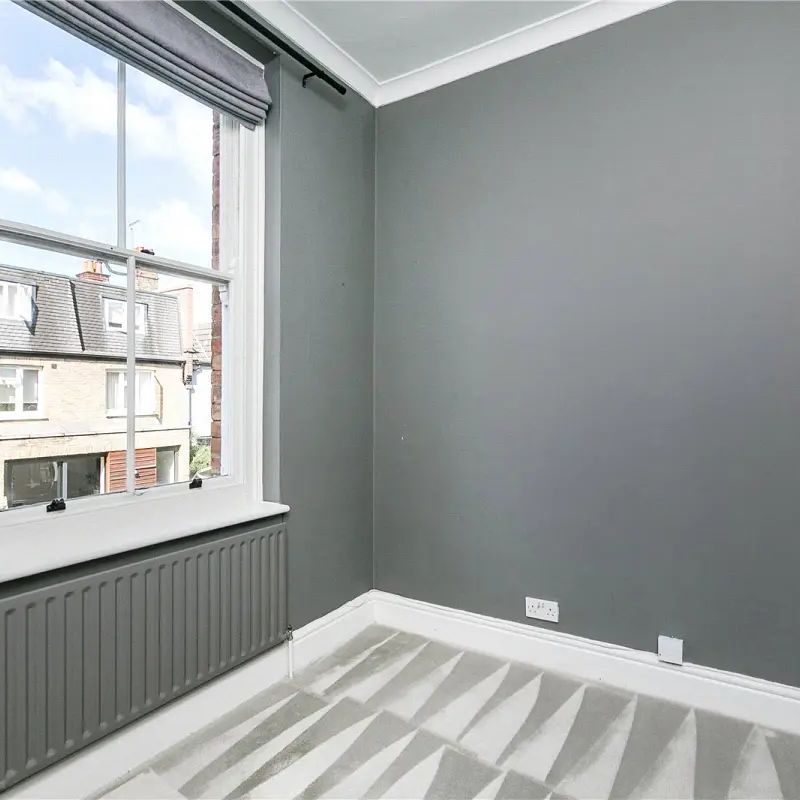 3 bedroom flat in Barnes - Photo 1