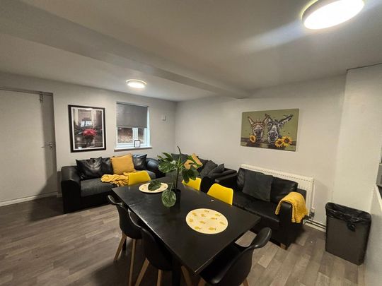 8 bedroom house to rent - Photo 1