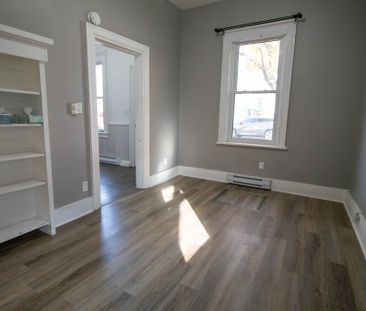 **COZY & CENTRAL** MAIN UNIT IN WESTERN HILL AVAILABLE! - Photo 4