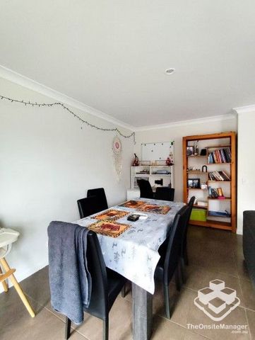 Master bedroom with private ensuite - Photo 2