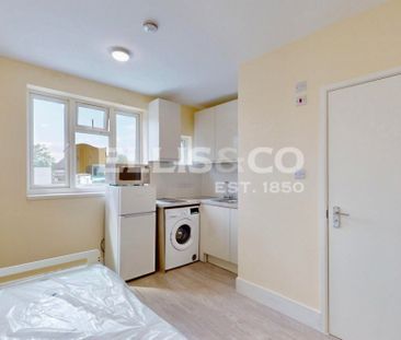 The Broadway, UB6, Greenford - Photo 5