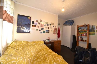 4 bedroom House in Wrangthorne Place, Leeds - Photo 2