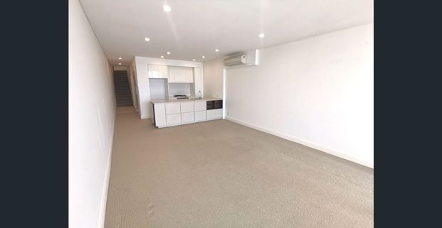 Water front dual-level single bedroom apartment. North facing with magnificent water view and huge bedroom. Only $830 per week - Photo 1