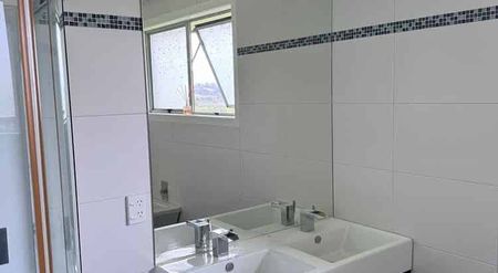 Charming 4BR lifestyle Home w/ Courtyard & Deck - Photo 4