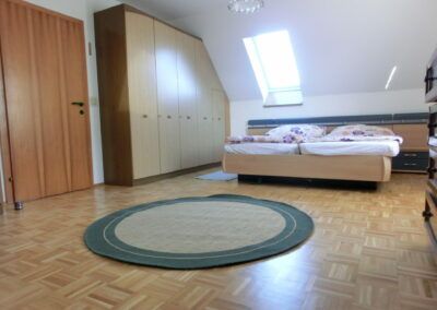 Möblierte 2 Zimmer Dachgeschoss Wohnung in Hauptplatznähe - Photo 4