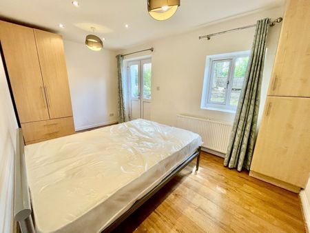 3 Bed Flat, Acton, W3 - Photo 3