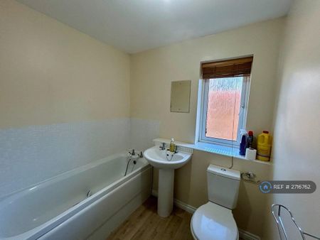 2 bedroom flat to rent - Photo 2