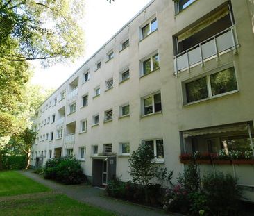 Großes Wohnzimmer, Balkon und Platz für die Familie, was will man m... - Photo 2