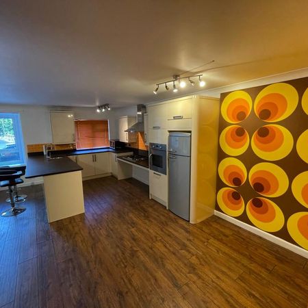 3 bedroom flat to rent - Photo 3