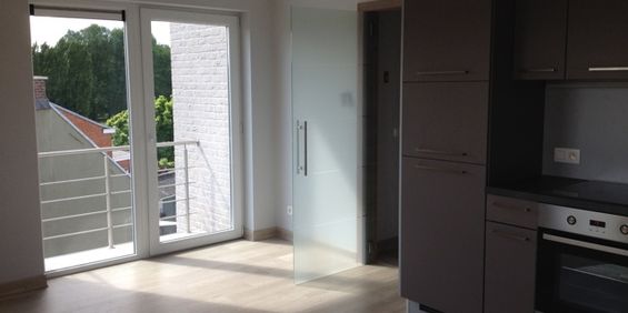 appartement met 2 slpk en autostaanplaats nabij centrum - Photo 3