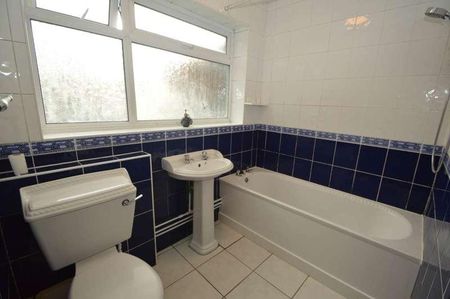 Addlestone, KT15 - Photo 5