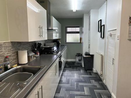 3 bedroom terraced house to rent - Photo 4