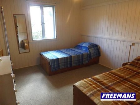 4 Bedroom, 2 Bathroom Home on 1,399 m² Block - Photo 5