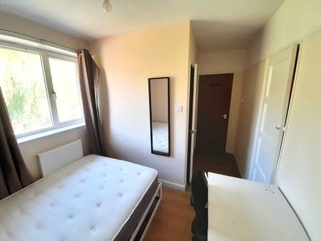 5 bed semi-detached house to rent in Close, Norwich, NR5 - Photo 2