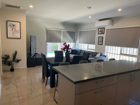 Cranbourne West - Photo 2