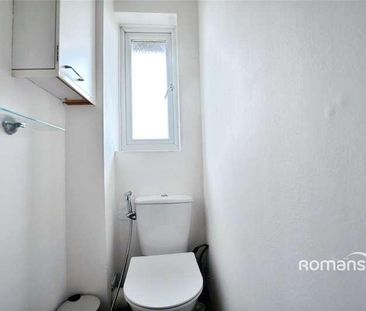 Brambles Farm Drive, Uxbridge, UB10 - Photo 4